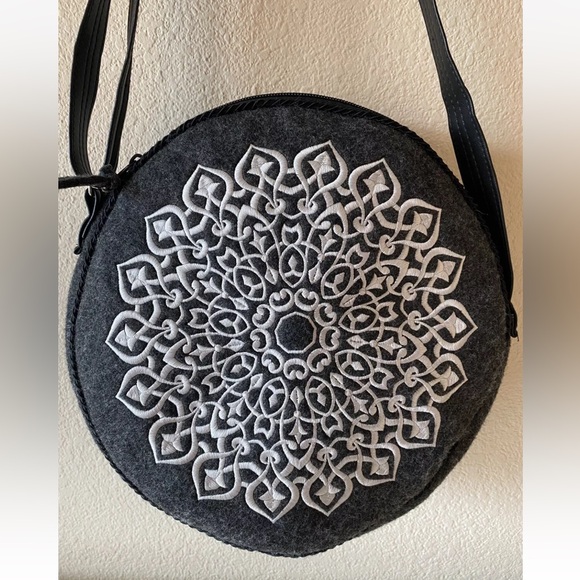 We Love Folk - Grey Round Felt Bag with White Embroidery Purse - Poland - Picture 3 of 12